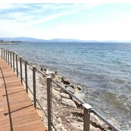 Appartement Grand T2 à L'aygarde Proche De La Hyères